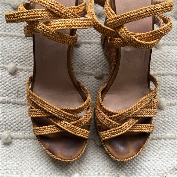 Stuart Weitzman strapped wedge platform sandal in woven raffia in size 9. - Picture 5 of 5